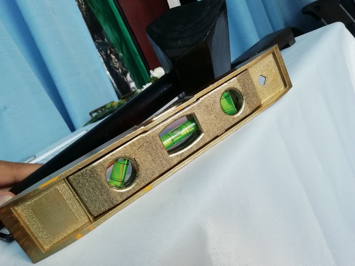 A spirit level tool used to check and set the slope on a surface for drainage