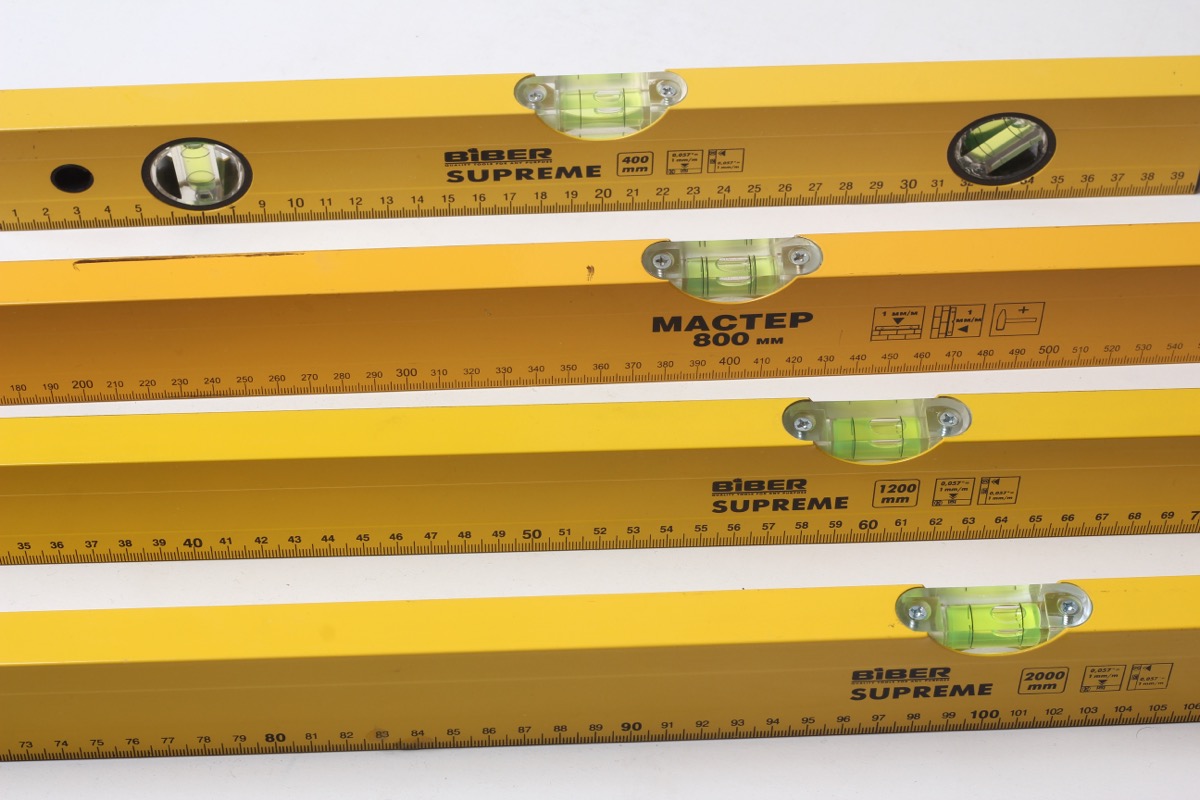A spirit level laid flat showing a horizontal level reading for fence post installation